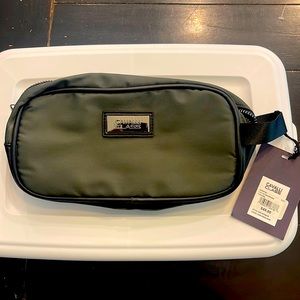 New With Tags Dark Green Travel Accessory Toiletry Bag by Cavalier Class Unisex